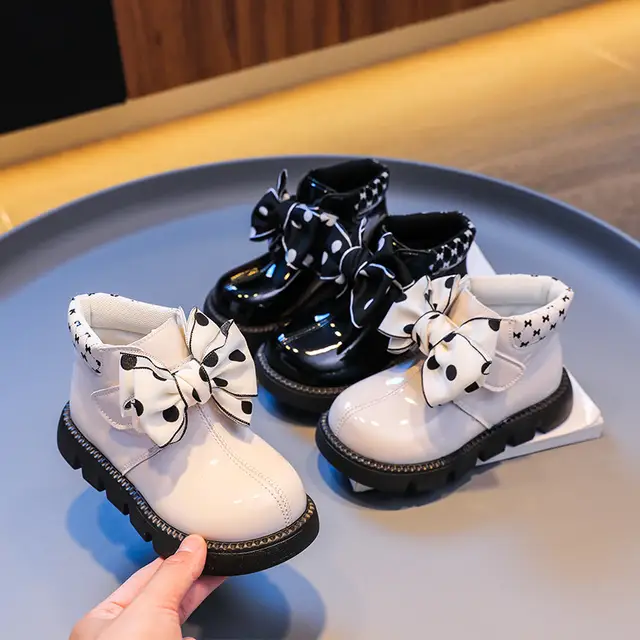 "Bottes Vernies pour Fille avec Nœud à Pois – Élégance et Confort"