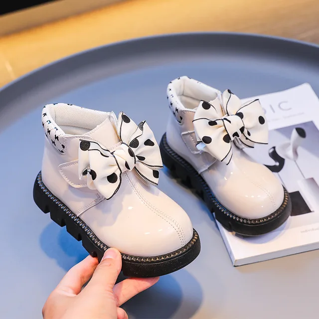 "Bottes Vernies pour Fille avec Nœud à Pois – Élégance et Confort"