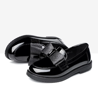 "Chaussures Vernies pour Fille avec Nœud Pailleté – Élégance et Confort au Quotidien"