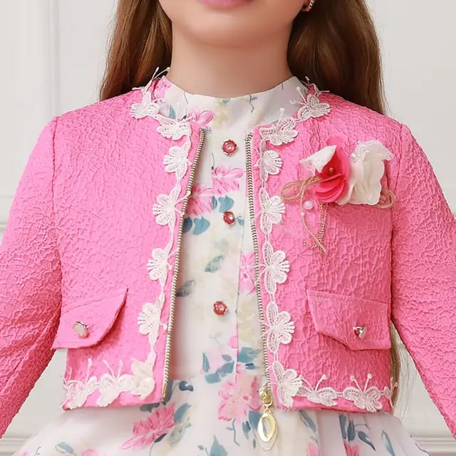 Veste Rose avec Détails en Dentelle et Fleur en Relief